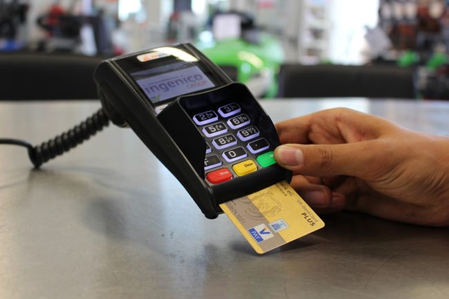 Jak wygląda wypłata gotówki w sklepie, czyli czym jest cashback?